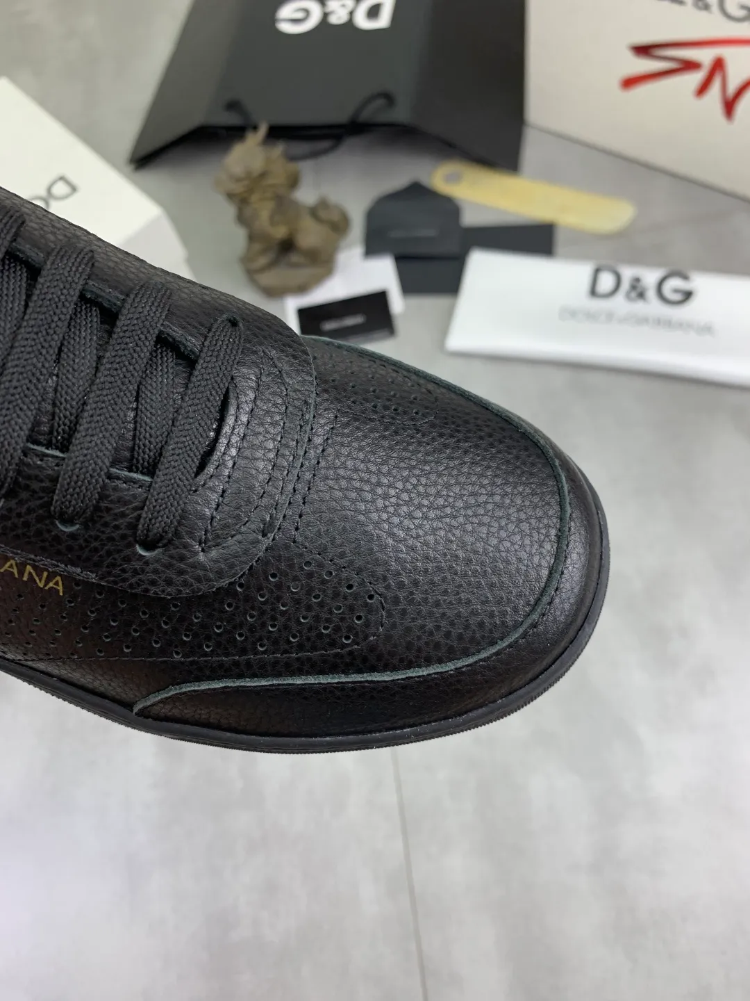 Men's shoes P500 💰 [New model] The latest hot model, top original quality, the official website is synchronized with "DOLCE&GABBANA [Dolce & Gabbana] ~ High Quality." The effect is low-cut casual DG men's shoes, loved by many celebrities, using high-end imported first-layer frosted calfskin with punched logo design + cowhide feet, simple and elegant, perfect interpretation of the latest inspiration for shoes, classic and fashionable integration, luxury dream, dominating fashion Suitable for drivers, light and comfortable to drive, light and breathable for outdoor travel, high-end quality, trustworthy, black or white🉑️choose! Code number: 38-46